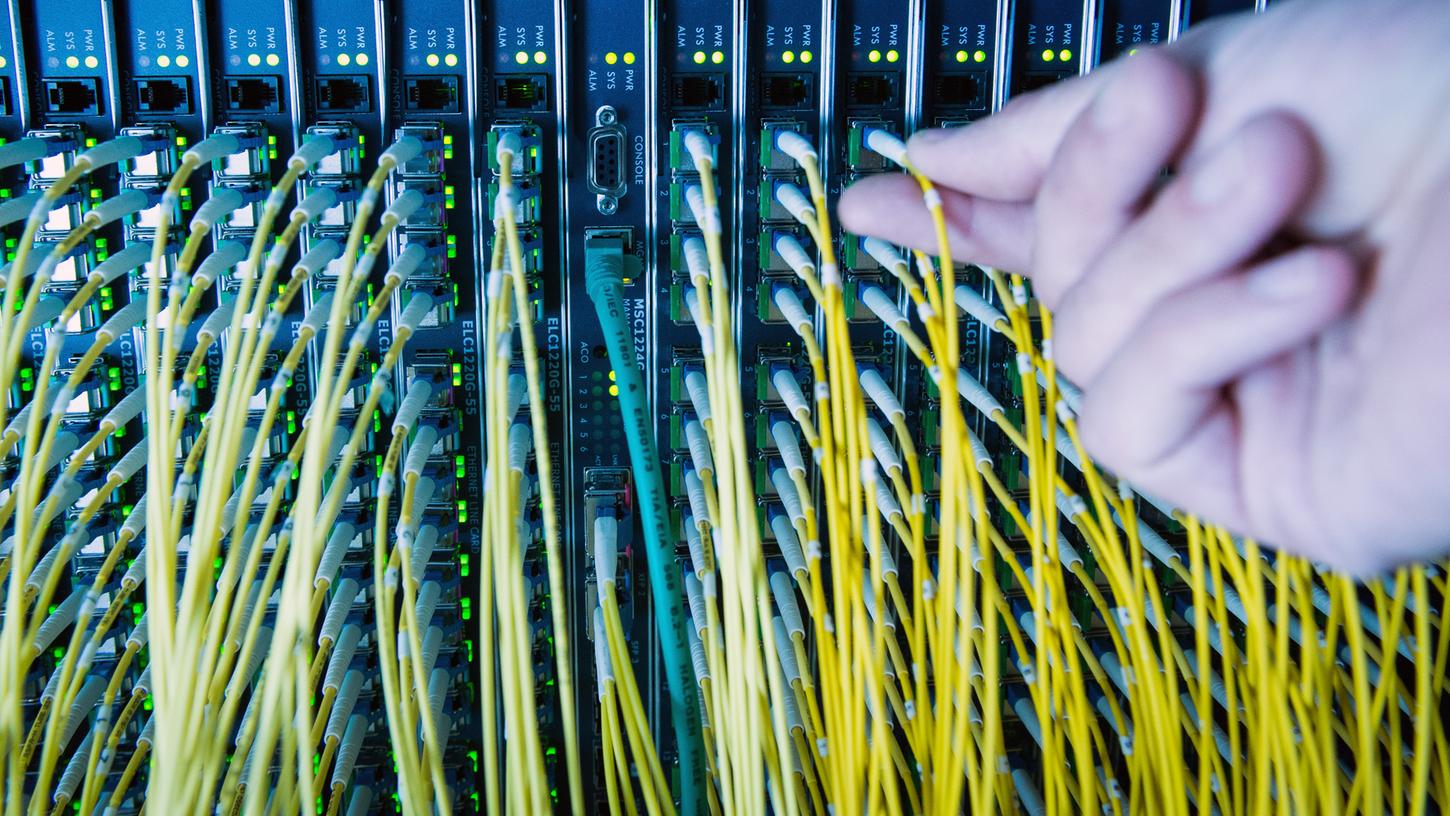 Zum Greifen nah: Glasfaserkabel sollen bis 2030 direkt in alle Haushalte verlegt werden. Der Ausbau des Breitbandnetzes geht aktuell schneller voran als erwartet. In Nürnberg soll eine Offensive im Frühling 2021 beginnen.
Zum Greifen nah: Glasfaserkabel sollen bis 2030 direkt in alle Haushalte verlegt werden. Der Ausbau des Breitbandnetzes geht aktuell schneller voran als erwartet. In Nürnberg soll eine Offensive im Frühling 2021 beginnen.