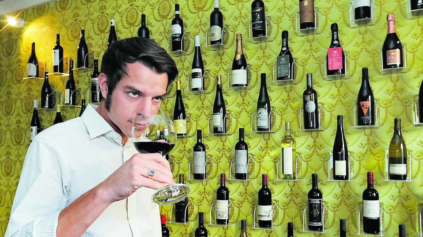 Nils Bernau kann nicht nur Wein: Im Weinstockwerk bieten er und Martin Runge seit Januar auch warme Küche. Gehoben, aber ganz entspannt. Nils Bernau kann nicht nur Wein: Im Weinstockwerk bieten er und Martin Runge seit Januar auch warme Küche. Gehoben, aber ganz entspannt.