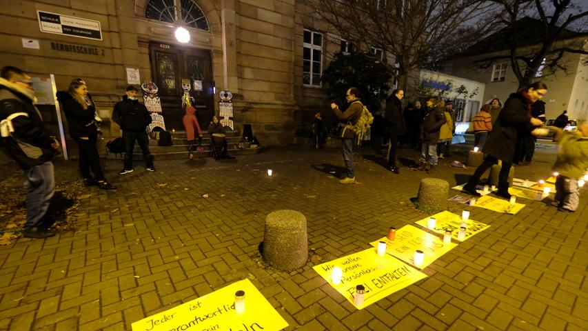 Nürnberg: Demonstranten gehen gegen Corona-Skeptiker auf die Straße