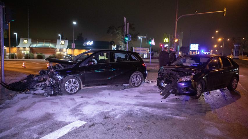 Schwerer Unfall in Fürth: Seat und Mercedes kollidieren auf Kreuzung