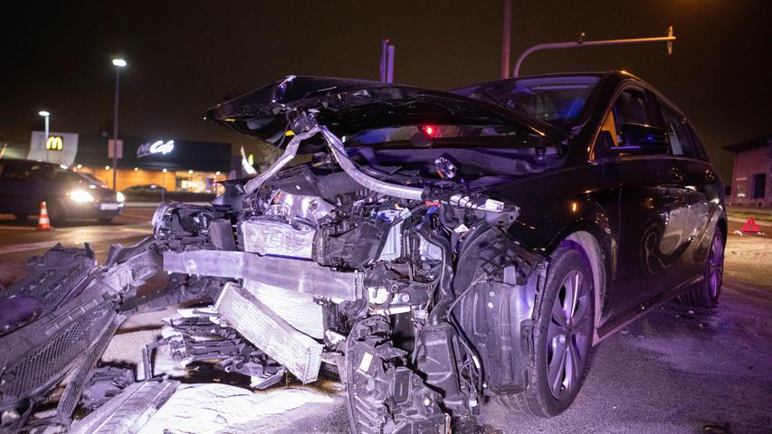 Schwerer Unfall in Fürth: Seat und Mercedes kollidieren auf Kreuzung