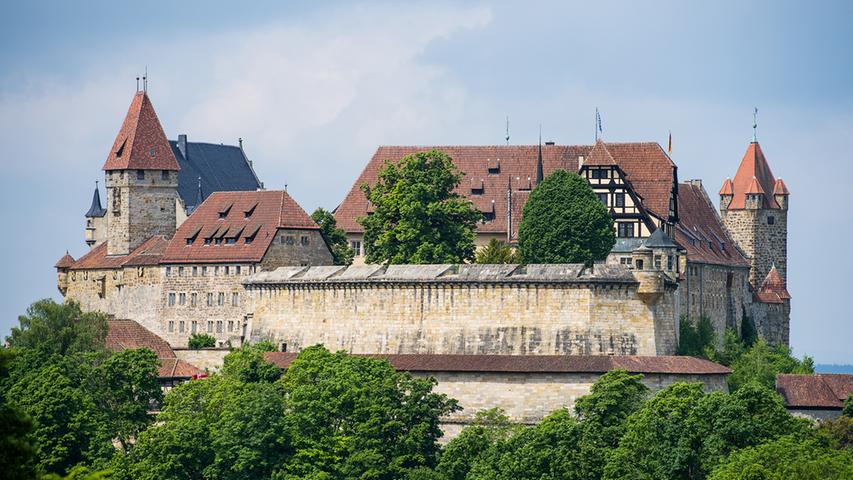 Die Veste Coburg, auch die „Fränkische Krone“ genannt, erhebt sich mit ihren gewaltigen Mauern und Türmen hoch über der Stadt. 1056 wurde „Koburgk“ erstmals urkundlich erwähnt. Die Anfänge der heutigen Burganlage fallen in die Zeit der Staufer Anfang des 13. Jahrhunderts.