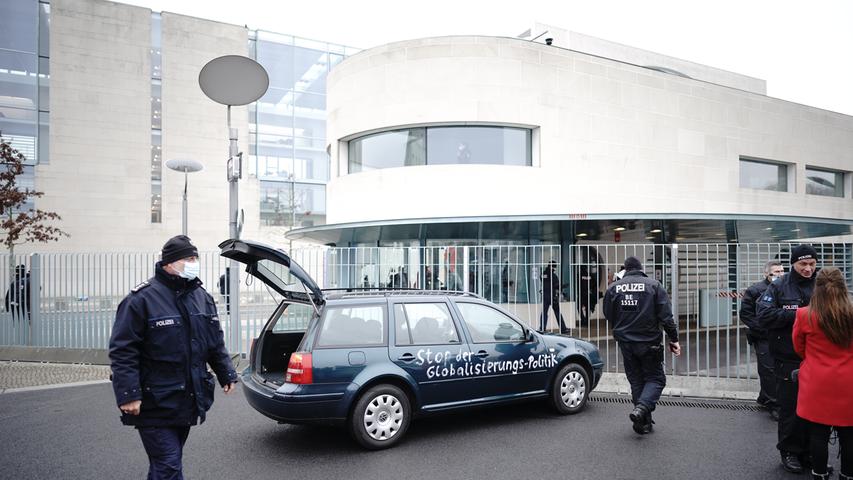 Auto mit Protest-Botschaft dringt ans Tor des Kanzleramtes vor