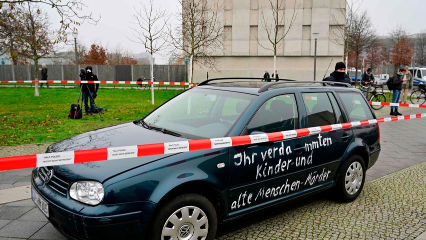 Auto mit Protest-Botschaft dringt ans Tor des Kanzleramtes vor