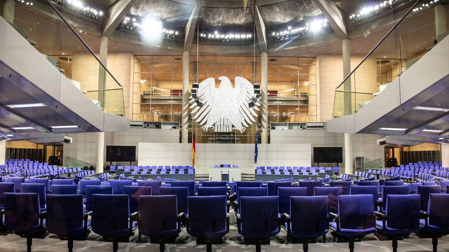 Der Plenarsaal, in dem neben der Deutschen Bundestag tagt, ist der größte Versammlungssaal im Reichstagsgebäude.