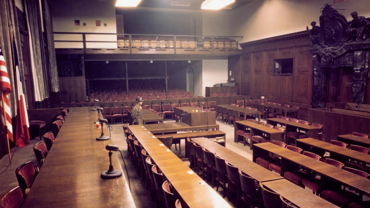 Blick in den weltberühmten Saal 600 im Nürnberger Justizpalast in den Jahren 1945 und 1946. Die Zuschauergalerie war für das Medienereignis der Prozesse eingebaut worden.
Blick in den weltberühmten Saal 600 im Nürnberger Justizpalast in den Jahren 1945 und 1946. Die Zuschauergalerie war für das Medienereignis der Prozesse eingebaut worden.