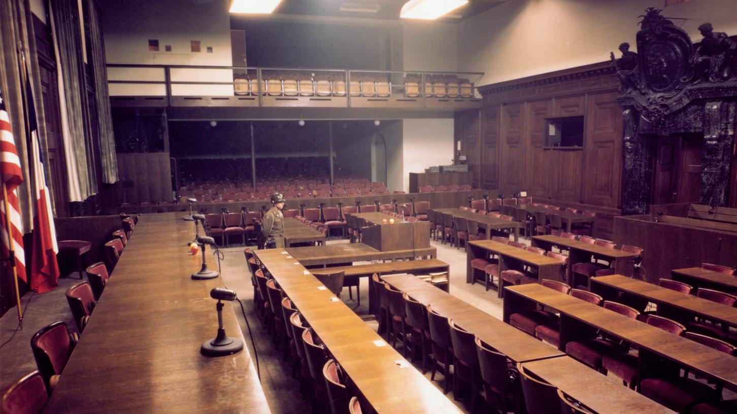 Blick in den weltberühmten Saal 600 im Nürnberger Justizpalast in den Jahren 1945 und 1946. Die Zuschauergalerie war für das Medienereignis der Prozesse eingebaut worden.
