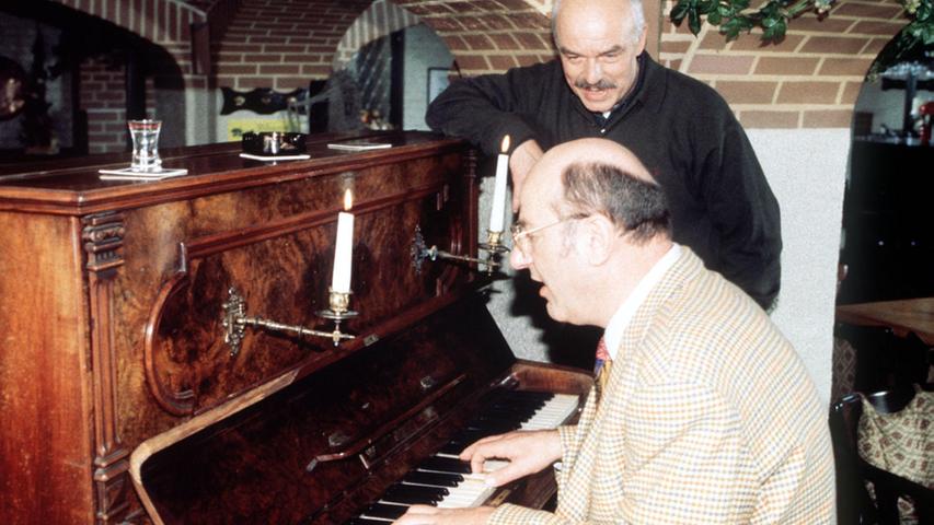Manfred Krug spielte als Hamburger Kommissar Brockmöller gerne auch mal Klavier und sang dann mit Charles Brauer. Sehr erfolgreich...