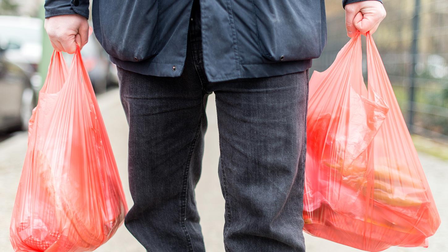 Ab dem Jahr 2022 dürfen in deutschen Supermärkten keine Einkaufstüten aus Plastik mehr angeboten werden.