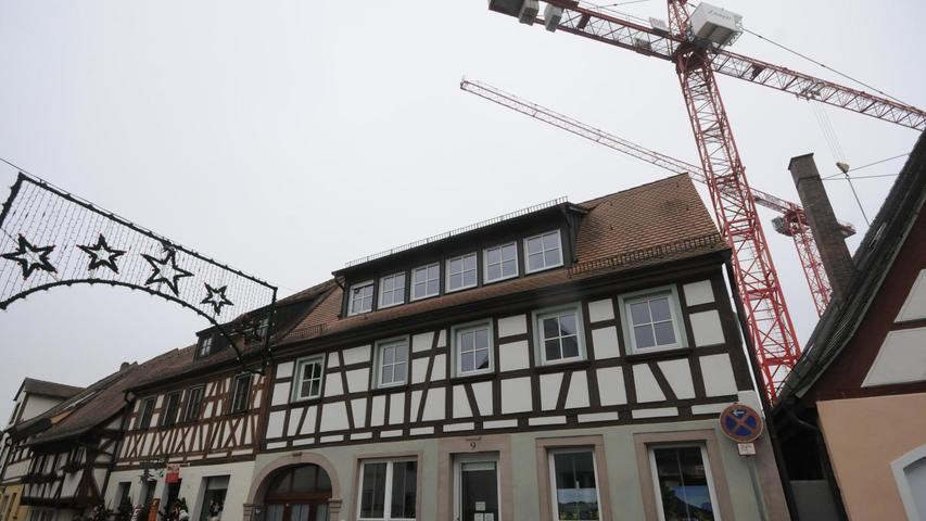 Hinter dem Anwesen Steinweg 9 ragen die Baukräne der Rathaus-Baustelle in die Höhe. Das Restaurant unten im Fachwerkgebäude wird nicht mehr öffnen.