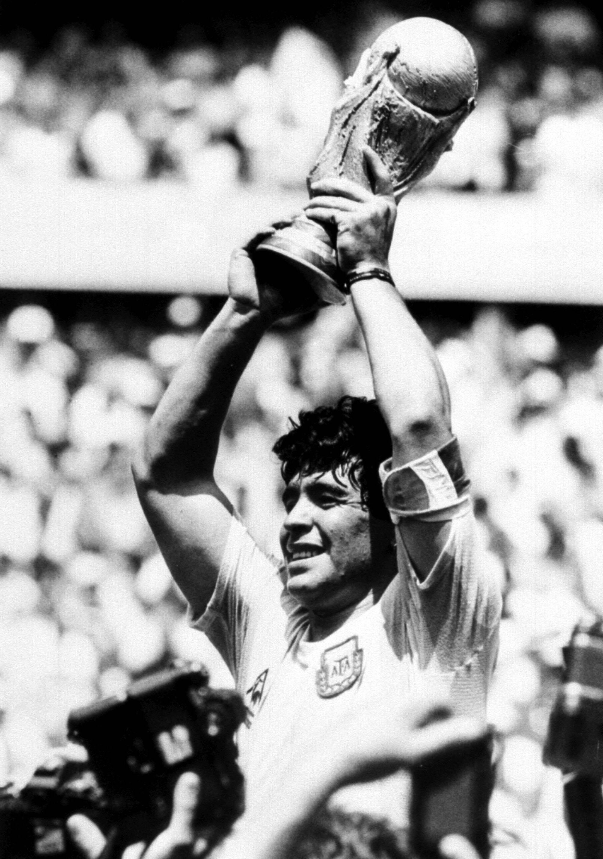 Ein Schock für die gesamte Fußball-Welt. Die argentinische Legende Diego Maradona verstarb am 25. November im Alter von nur 60 Jahren an den Folgen eines Herzkreislaufstillstandes.