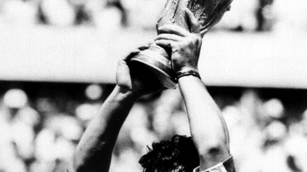 Ein Schock für die gesamte Fußball-Welt. Die argentinische Legende Diego Maradona verstarb am 25. November im Alter von nur 60 Jahren an den Folgen eines Herzkreislaufstillstandes.