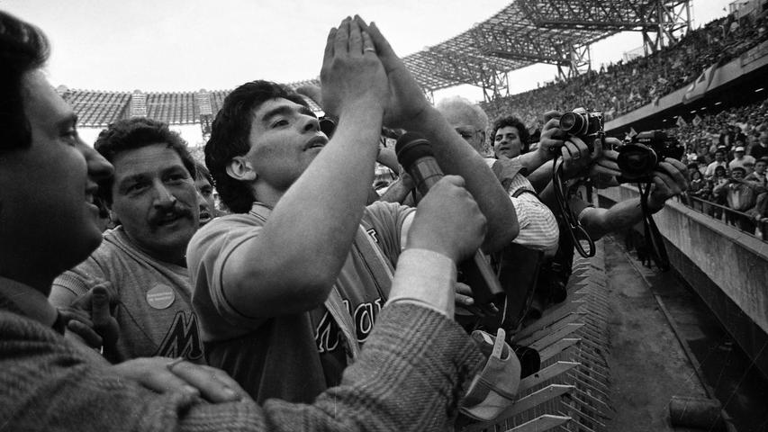Die Gesundheit von Diego Maradona verschlechterte sich mit den Jahren. Er erlitt mehrere Herzinfarkte, infizierte sich mit Hepatitis und geriet durch Drogenkonsum in die Schlagzeilen. Am 25. November 2020 verstarb Maradona im Alter von 60 Jahren an den Folgen eines Herzkreislaufstillstandes.