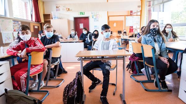 In Hotspot-Regionen mit einer Inzidenz über 200 soll es Schulen gestattet werden, ab der 8. Klasse auf Wechselunterricht umzusteigen. Dies bedeutet, dass jeweils Teile einer Schulklasse im Wochenwechsel unterrichtet werden. Abschlussklassen sind hiervon ausgenommen.
