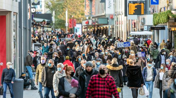 Ab einem Inzidenzwert von 200 Neuinfektionen auf 100.000 Einwohner binnen eines Tages sollen nach Ermessen der Länder und Landkreise weitere Verschärfungen der aktuell gültigen Kontaktbeschränkungen herrschen. Wie die "Hotspot-Regel" aber konkret umgesetzt wird, lassen Bund und Länder im Vagen.