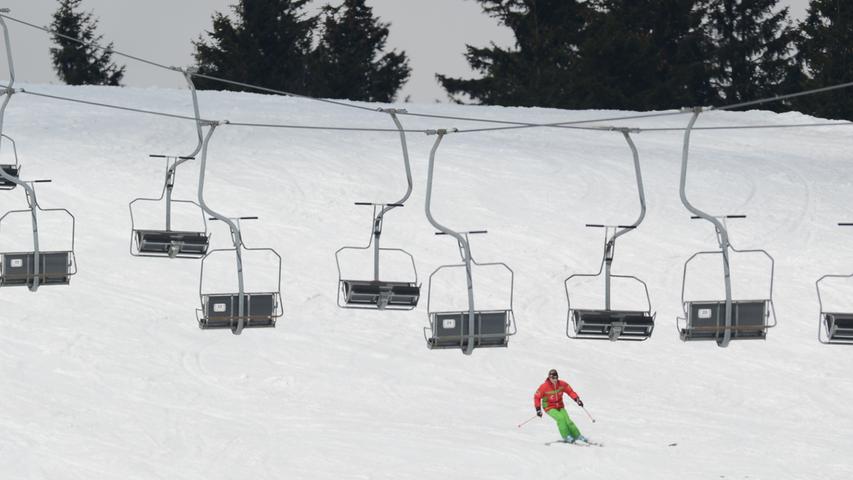 Bis zum 10. Januar soll der Ski-Tourismus untersagt werden - zumindest in Risikogebiete. Sämtliche touristische Reisen ins Ausland sollen vermieden werden. Zudem wolle man auf Nachbarstaaten in Europa einwirken, die Saison mindestens zu verschieben.