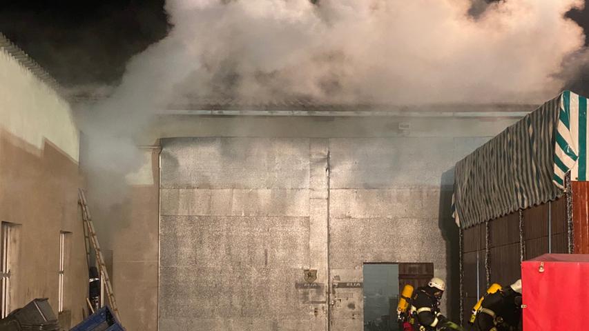Feuer bei Seukendorf: Rauchsäule nach Brand weit zu sehen