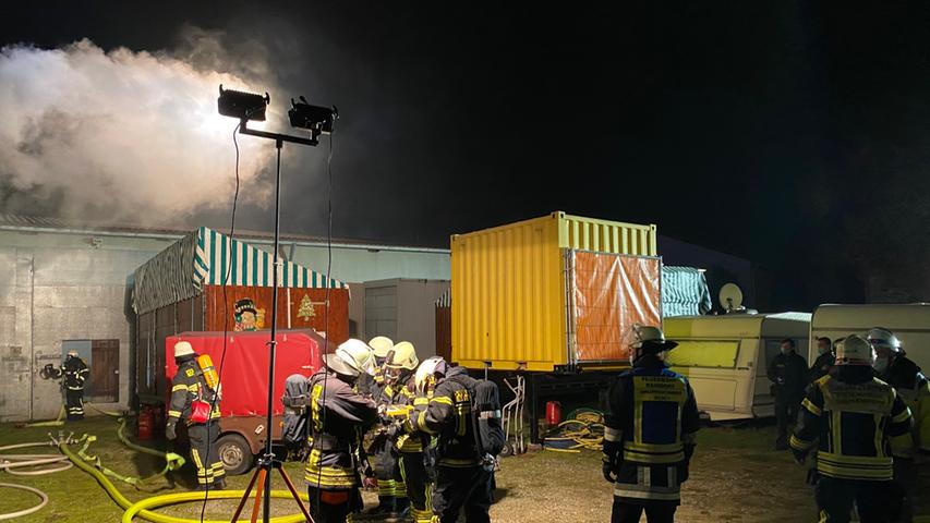 Feuer bei Seukendorf: Rauchsäule nach Brand weit zu sehen