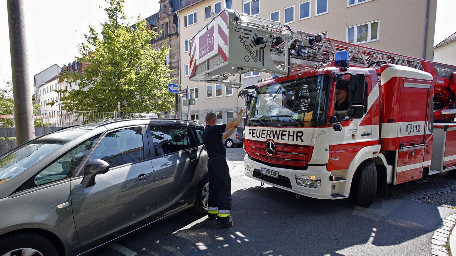 Es wird eng: Muss die Feuerwehr zu Einsatzorten fahren, stößt sie nicht selten auf Fahrzeuge, die verbotswidrig abgestellt wurden. Neue Rangierhilfen wurden jetzt angeschafft, mit denen falsch abgestellte Pkw in Handumdrehen versetzt werden können.