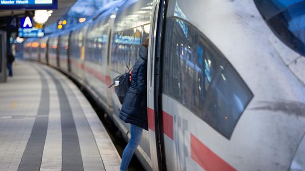 Bei der Deutschen Bahn sind in der Corona-Krise zusätzliche Maßnahmen geplant. So soll die Sitzplatzkapazität deutlich erhöht werden, um noch mehr Abstand zwischen den Reisenden zu ermöglichen. Die Maskenkontrollen in Bahnen sollen weiter verstärkt werden. Wie das Unternehmen die Regeln konkret durchsetzt, bleibt unklar - im Gespräch ist, dass etwa nur noch Fensterplätze verkauft werden.