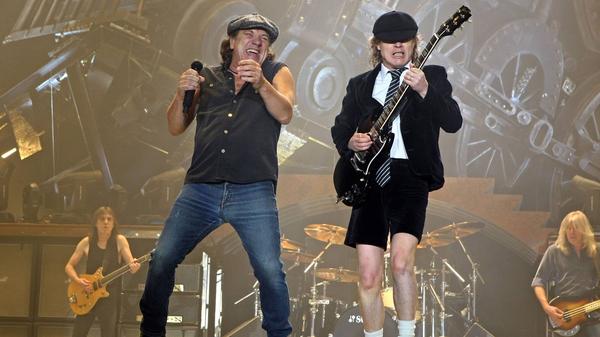 Gitarrist Angus Young und Sänger Brian Johnson (vorn li., beide AC/DC) während des ersten Konzertes ihrer - Black Ice T