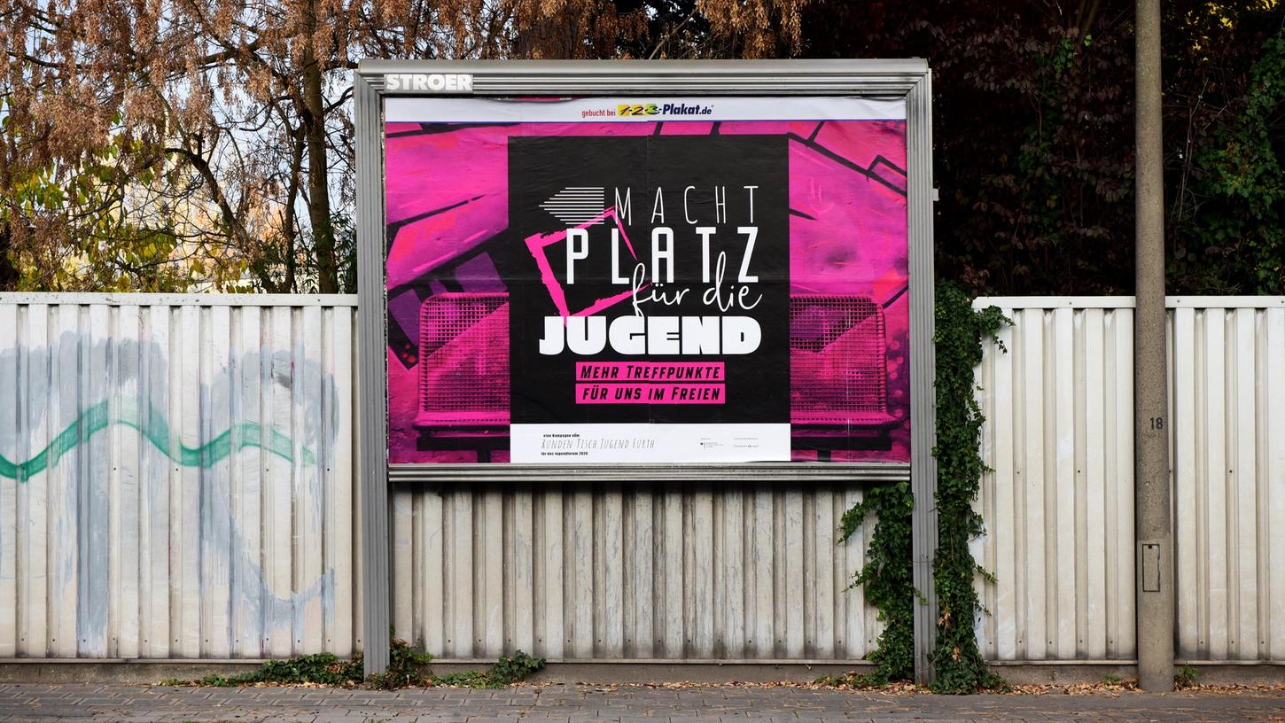 Zehn große und Dutzende kleine Plakate machen zurzeit auf die Anliegen von Fürther Jugendlichen aufmerksam.
Zehn große und Dutzende kleine Plakate machen zurzeit auf die Anliegen von Fürther Jugendlichen aufmerksam.