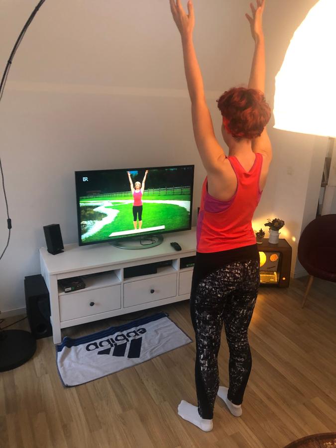 So sieht Tele-Gym heute aus: Katharina Tontsch macht im eigenen Wohnzimmer mit.