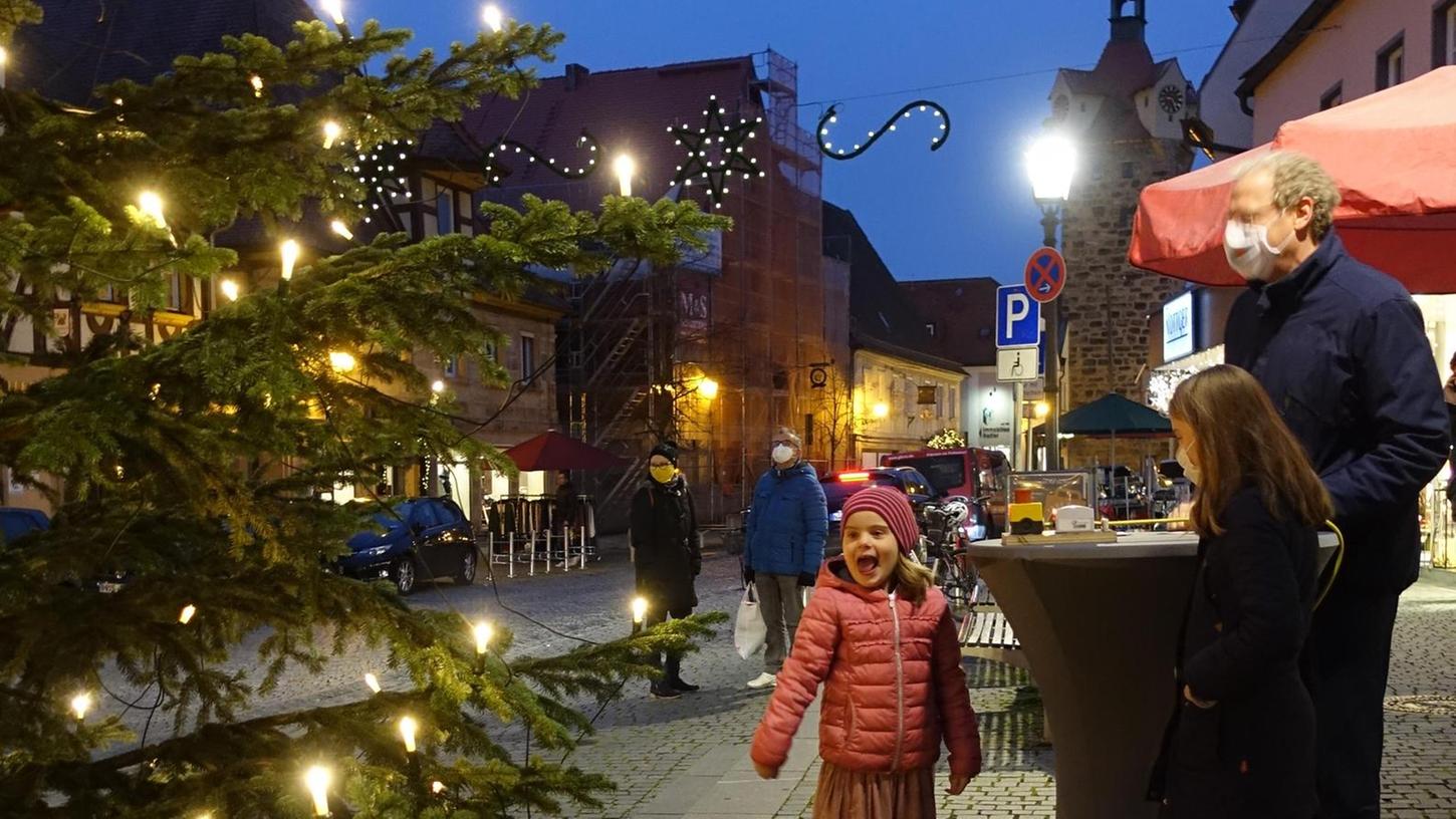 Die fünfjährige Clara Deutschmann drückte auf den Startknopf für die Weihnachtsbeleuchtung in der Innenstadt von Herzogenaurach. 