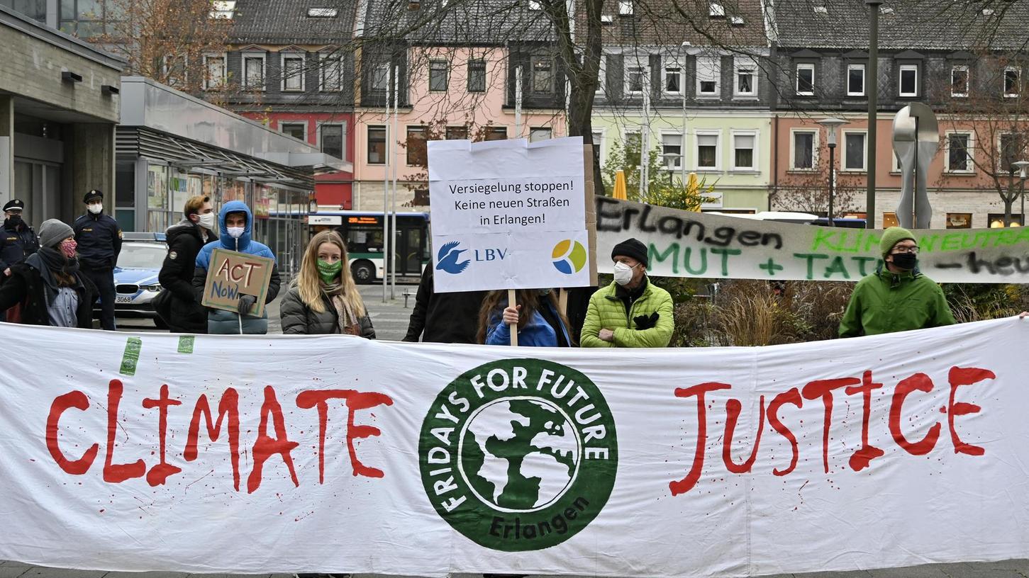 Für Klimaschutz in Erlangen: Kundgebung vor Stadtratssitzung