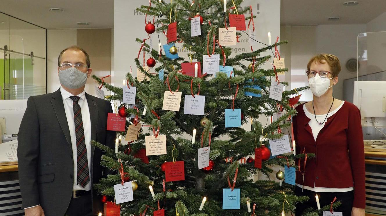 Bei Geschenkebaum-Aktion in Forchheim eine Weihnachtsfreude machen