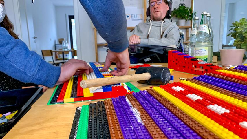 Basteln für Barrierefreiheit: Würzburger Verein baut Rampen aus bunten Legos