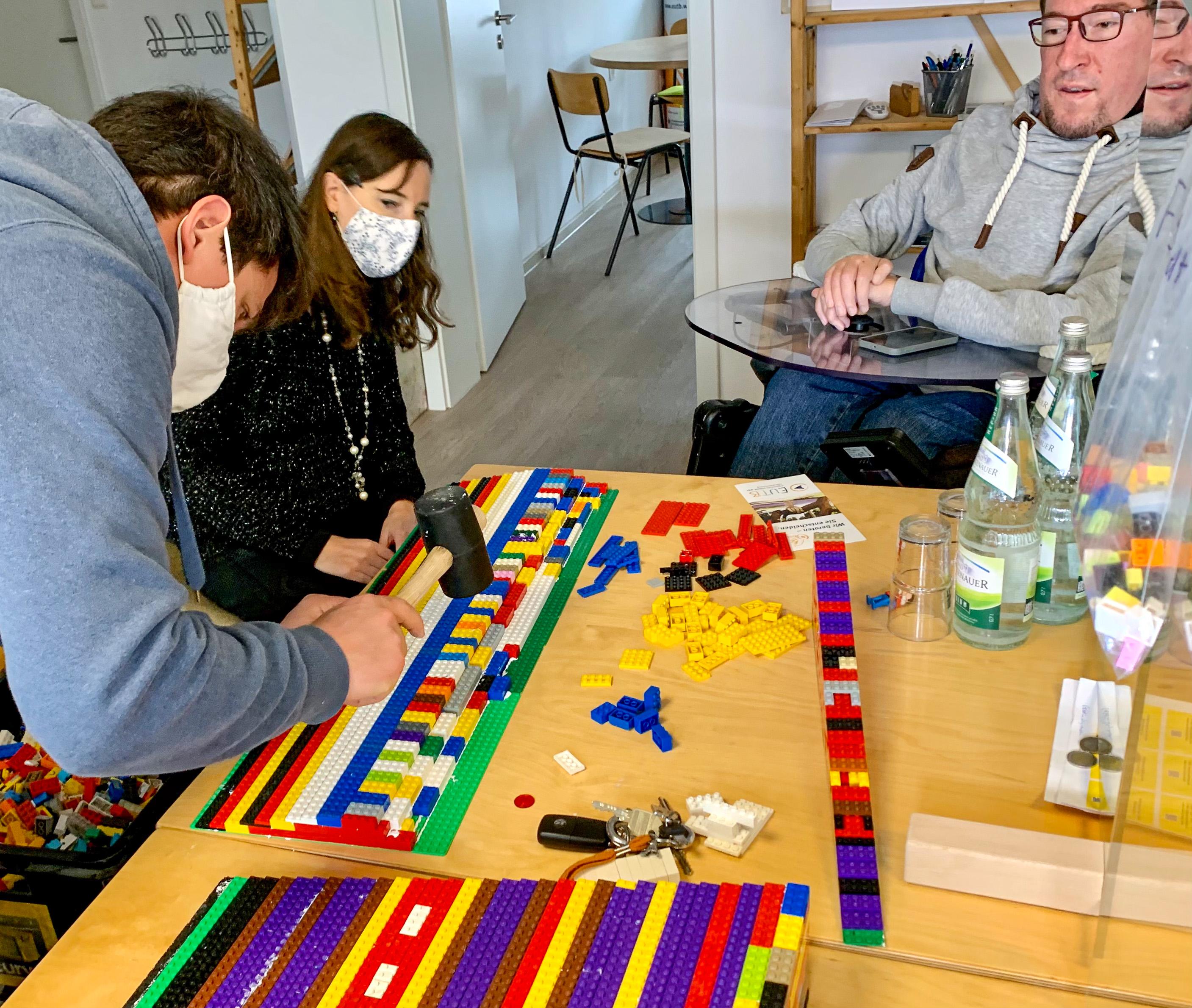 Kleine Lego-Rampen mit großer Wirkung: "Andere Menschen gehen einfach über Brodsteinkanten drüber, für mich ist da mit dem Rollstuhl Endstation"