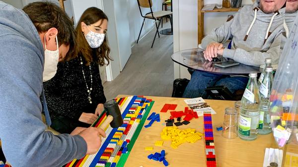 Kleine Lego-Rampen mit großer Wirkung: "Andere Menschen gehen einfach über Brodsteinkanten drüber, für mich ist da mit dem Rollstuhl Endstation"