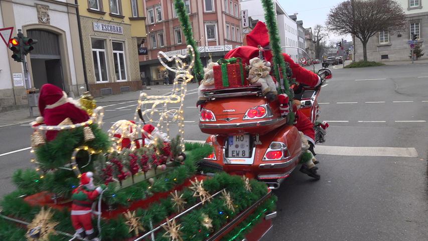 Mitten in Franken: Weihnachtsmann fährt auf geschmücktem Motorrad durch die Stadt