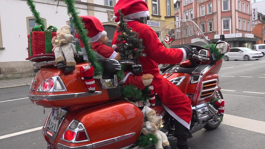 Mitten in Franken: Weihnachtsmann fährt auf geschmücktem Motorrad durch die Stadt