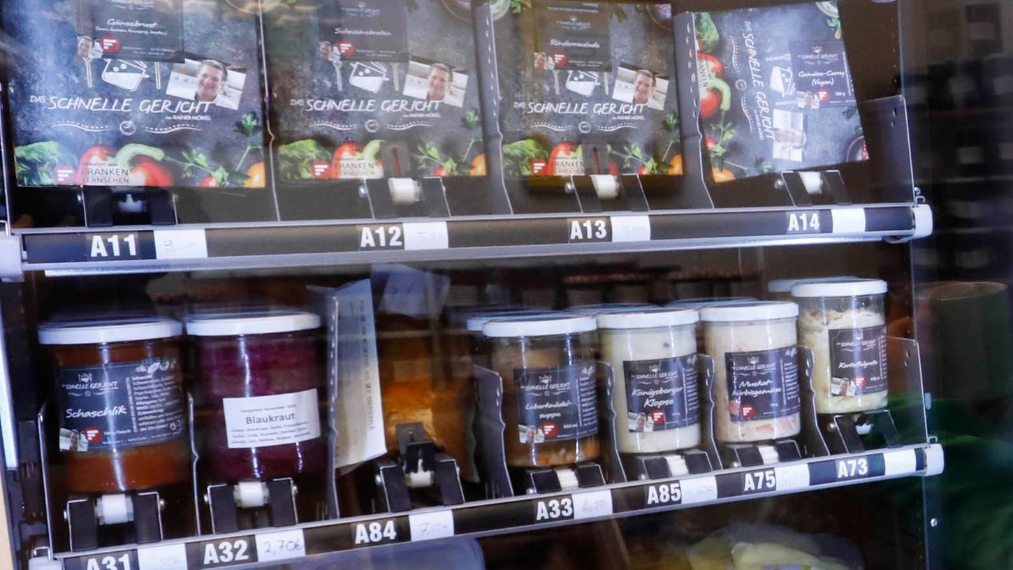 Ursula Opitz hat nun einen 24-Stunden-Laden - dank zweier Lebensmittelautomaten! Ursula Opitz hat nun einen 24-Stunden-Laden - dank zweier Lebensmittelautomaten!
