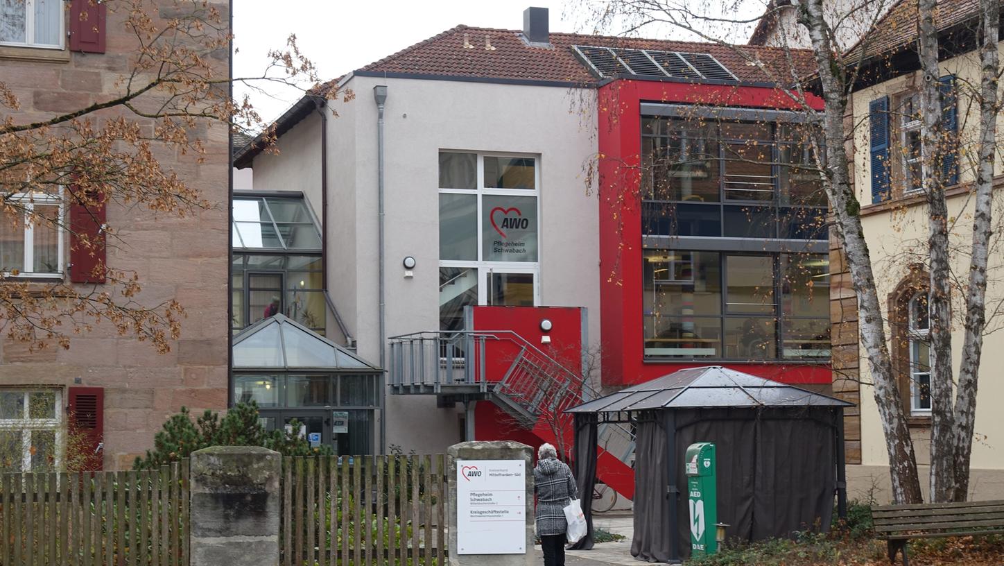 Mit Heimen wie hier in der Schwabacher Wittelsbacherstraße ist die Arbeiterwohlfahrt ein Säule des Pflege in der Region. Nun befürchtet sie ein Beschäftigungsverbot für ungeimpfte Mitarbeiterinnen und Mitarbeiter. Das könne man sich angesichts des Pflegenotstands nicht leisten.