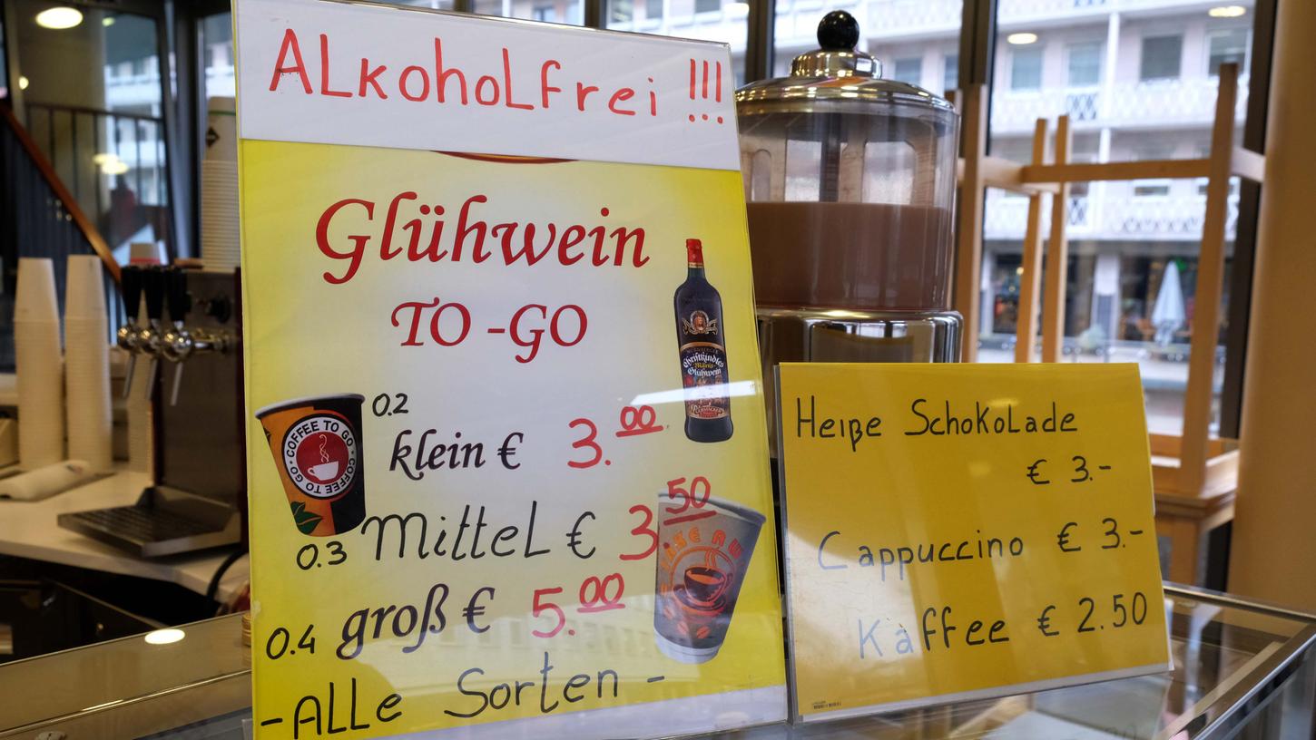 Glühwein gibt es derzeit in Nürnberg noch zum Mitnehmen. Ab Dienstag darf man ihn zwar noch mitnehmen, aber nicht mehr in der Zone der Innenstadt trinken, in der eine verschärfte Maskenpflicht gilt. Die Regelung greift bei einem Inzidenzwert von über 200.