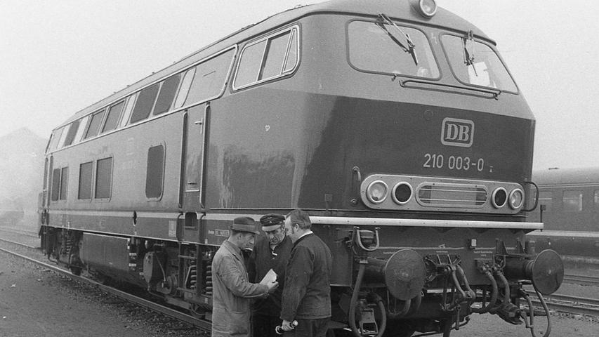Selbst unter dem trüben Novemberhimmel glänzt die neue Diesellok, die in Nürnberg getestet wird. Hier geht es zum Kalenderblatt vom 1. Dezember 1970: Geisterzug mit 3650 PS unterwegs