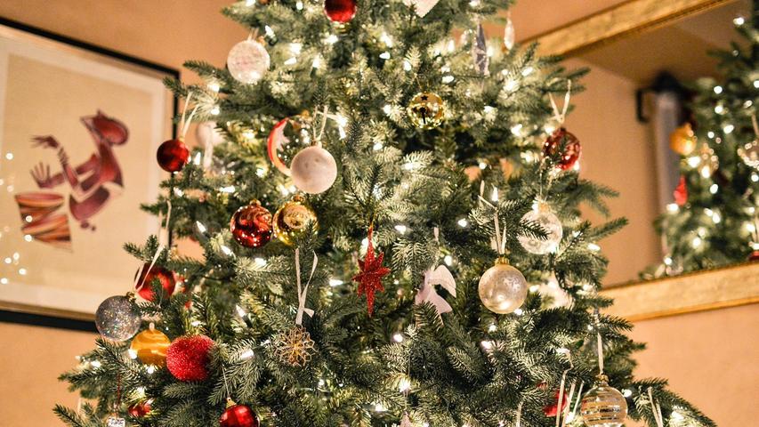 In den USA wird der Weihnachtsbaum mit einem besonderen Gegenstand geschmückt: Einer Glasgurke. Diese ist wegen ihrer Farbe meist nur schwer zu erkennen zwischen all den grünen Ästen. Das Familienmitglied, welches die sogenannte "Weihnachtsgurke" (engl. Christmas Pickle) zuerst findet, darf mit dem Öffnen der Geschenke beginnen.