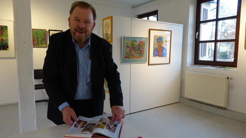Manfred Braun, Vorstand des Kunst- und Kulturvereins, erläutert die Werke von Hans Bitter, der sportlich und künstlerisch versiert war.  