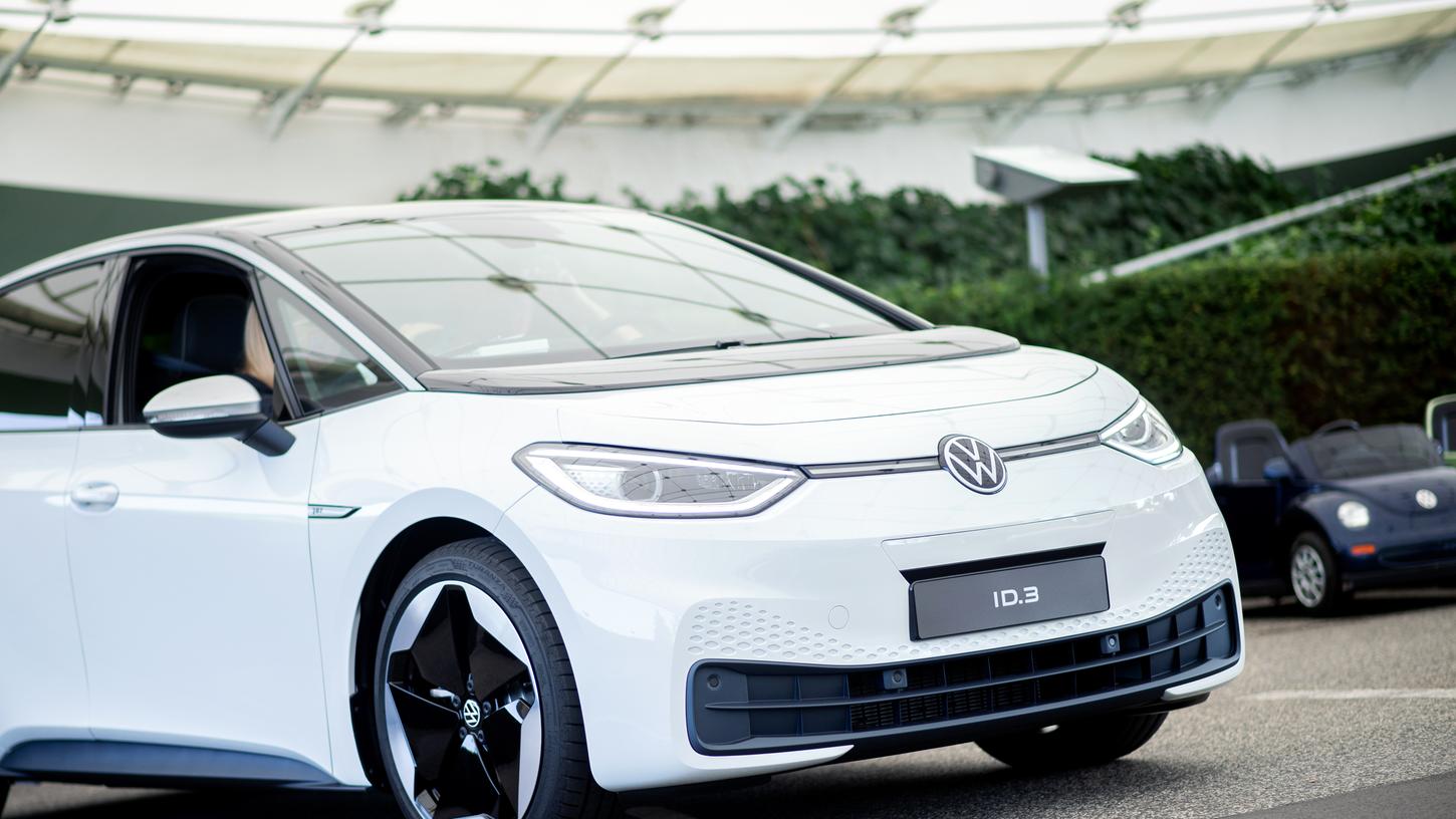 Ein VW ID.3 steht zur Auslieferung der ersten Volkswagen-Elektroautos im sogenannten Lernpark der Autostadt. Volkswagen wird in seine neue Reihe reiner Elektroautos auch einen Kleinwagen aufnehmen. 