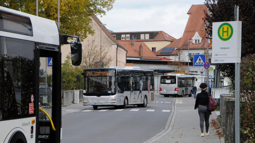 Eigentlich keine Bushaltestelle, sondern eine Bushaltestraße: In der Straße „An der Schütt“ in Herzogenaurach wird es zeitweise recht eng, seit der ÖPNV innerhalb der Stadt als auch die Verbindungen in die umliegenden Orte sowie Erlangen ausgebaut werden.
