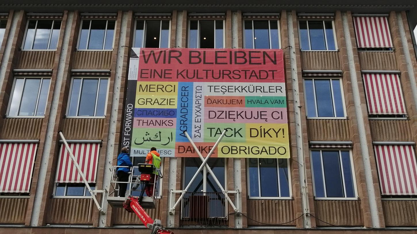 Kurz nach der Verkündung des Titels für Chemnitz, postulierte Nürnberg an der Rathausfassade: Kurz nach der Verkündung des Titels für Chemnitz, postulierte Nürnberg an der Rathausfassade: