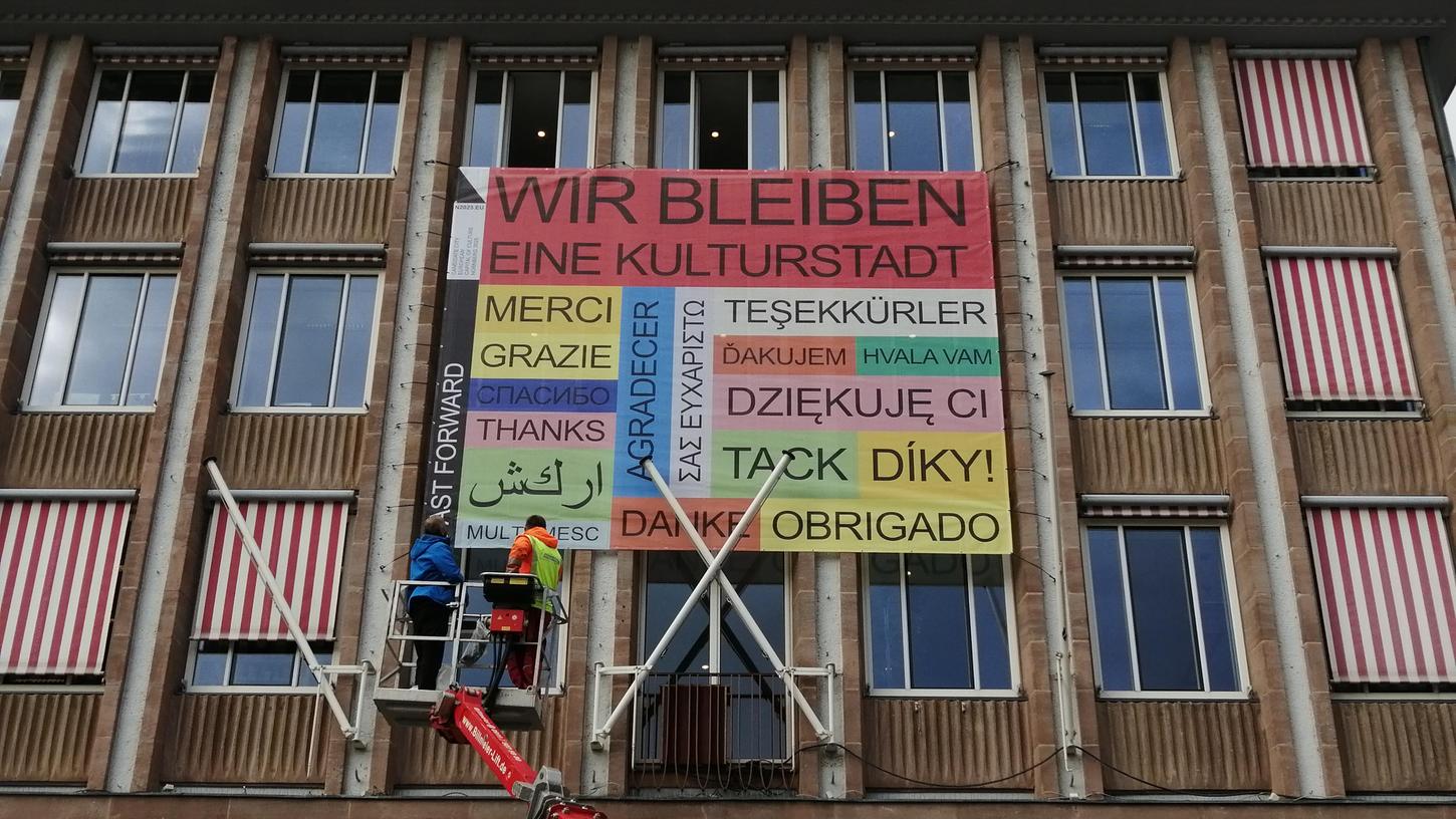 Kurz nach der Verkündung des Titels für Chemnitz, postulierte Nürnberg an der Rathausfassade: 