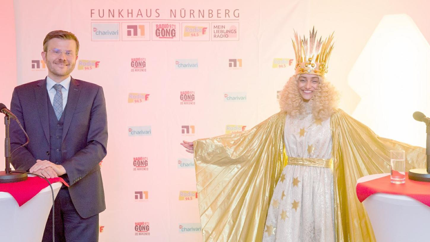 Das Nürnberger Christkind, Benigna Munsi, steht in ihrem Gewand im Funkhaus Nürnberg vor Beginn einer Radio-Sondersendung neben dem Nürnberger Oberbürgermeister Marcus König (CSU). 