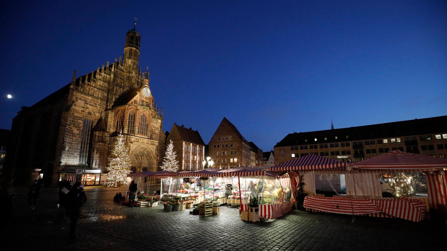 Der Hauptmarkt und die Frauenkirche sind weihnachtlich geschmückt, doch ohne Christkindlesmarkt mag festliche Stimmung nicht so recht aufkommen.
