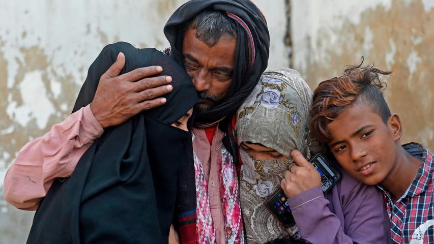 Ein pakistanischer Fischer, der länger in Indien in Haft saß, nun aber freigelassen wurde, sieht in Karachi das erste Mal seit langem seine Familie wieder. 