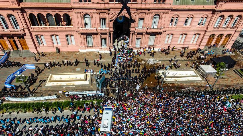 Tausende Argentinier drängen sich vor dem Präsidentenpalast in Buenos Aires, der Casa Rosada, und begehren Einlass. Sie wollen Abschied nehmen von dem dort aufgebahrten verstorbenen Fußballstar und Nationalhelden Diego Maradona, der im Alter von 60 Jahren einem Herzstillstand erlegen war. 