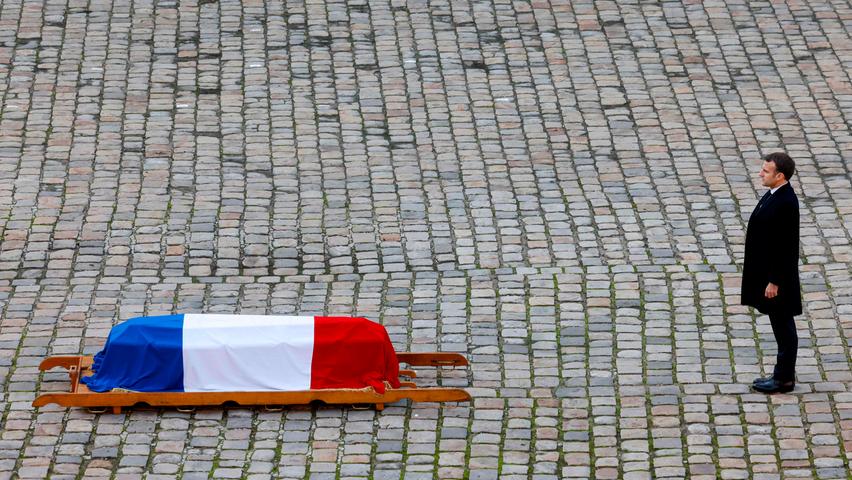 Frankreichs Staatspräsident Emmanuel Macron zollt seinem verstorbenen Landsmann Daniel Cordier bei dessen Beerdigung Respekt: Der Franzose war einer der letzten Überlebenden der Widerstandsbewegung "Résistance", die sich gegen die Herrschaft der deutschen Nationalsozialisten aufgelehnt hatte. Cordier wurde 100 Jahre alt.
